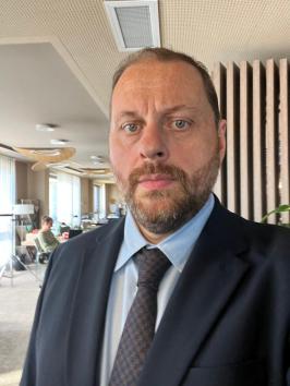 Bruno Dreyfürst est Antoine Coursant dans le téléfilm « Le travail c’est la santé » de Claire Borotra